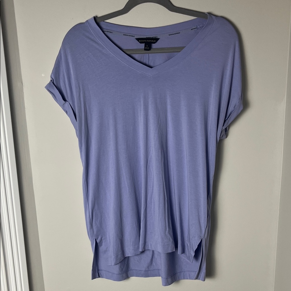 Banana Republic Light Purple V-Neck Short Sleeve Tee